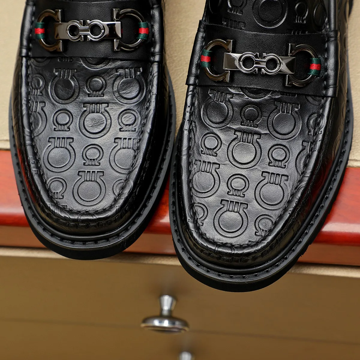 Men's shoes 💰500 Ferragamo [Ferragamo] top imported suit men's shoes 💯Original copy of the official website, product materials: selected imported embossed calfskin + luxury hardware buckle accessories ~ imported water-dyed cow 🐂 leather lining. Strong three-dimensional visual effect, original combination outsole, multiple colors available😘 Size: 38-44 (.45.46. Customized)